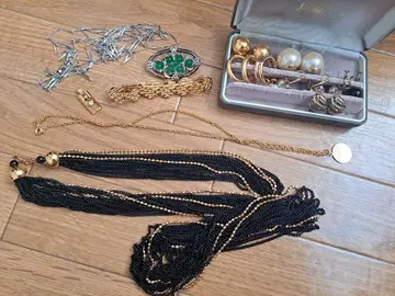 목걸이와 액세서리 세트