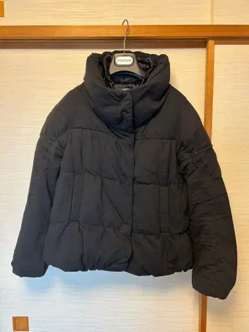 테아리 럭스 블랙 다운 자켓 숏 기장