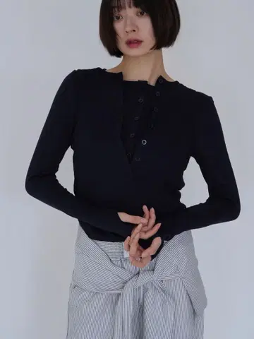 Uenui 우뉴이 CUTOUT LAYERED TEE