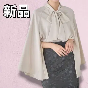 새상품 보타이 리본 플레어 슬릿 슬리브 블라우스 토코 클로젯 베이지