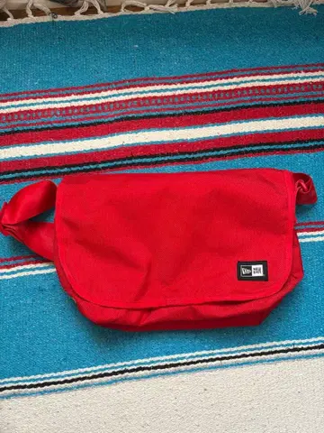 뉴에라 빨간색 숄더백