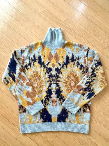 [ ZARA ] 터틀넥 스웨터 아이 컷 패턴 올 패턴