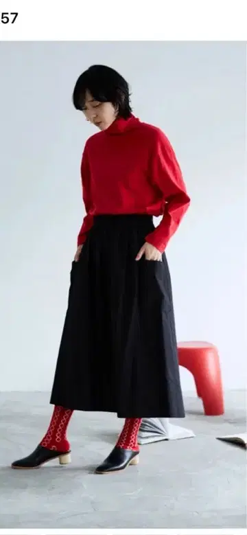 포켓 부착 블랙 롱 스커트