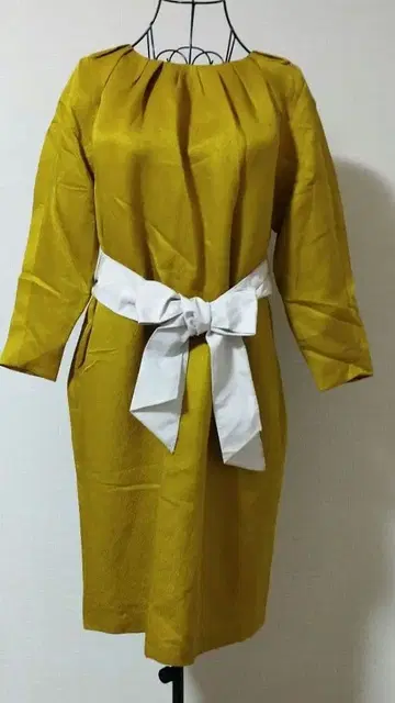 머스타드색 긴팔 무릎 기장 원피스 허리 리본 포함