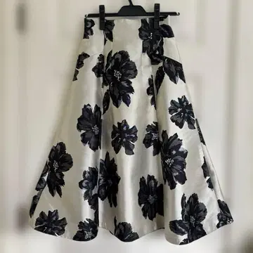 JUSGLITTY 화이트 블랙 꽃무늬 플레어 롱 스커트 사이즈 0