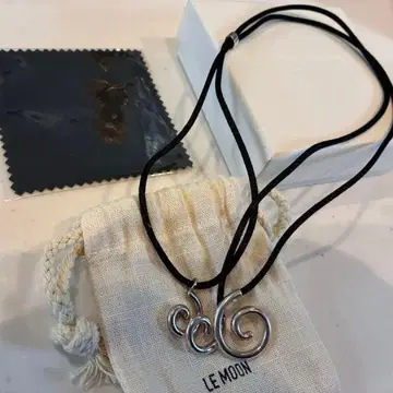 LE MOON spiral sun necklace (silver)