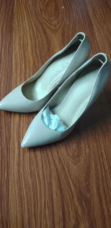 베이지 스틸레토 하이힐