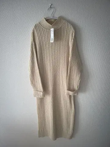 [ 새상품 ] a.v..v 케이블 하이넥 니트 원피스 M 사이즈