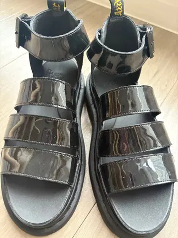 닥터 마틴 블랙 에나멜 스트랩 샌들