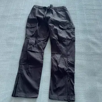 블랙 카고 팬츠 지퍼 포켓 부착