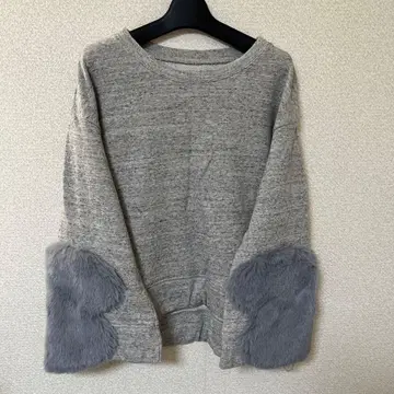 퍼가 달린 그레이 트레이닝복