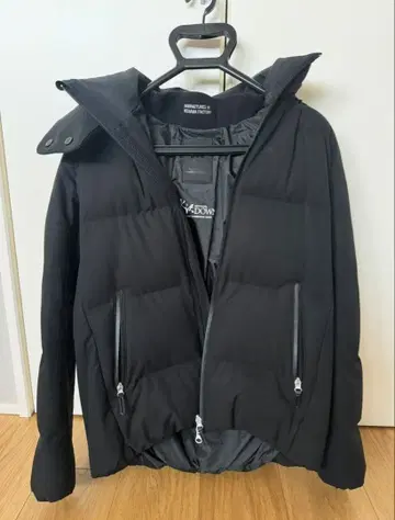 후드 부착 블랙 다운 자켓