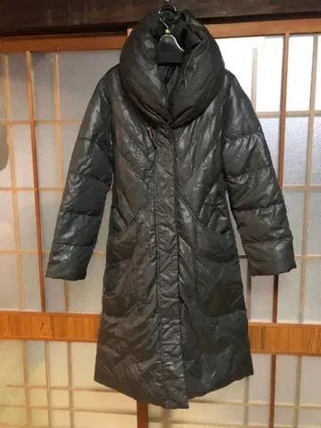 다크 그레이 후드 부착 롱 다운 자켓