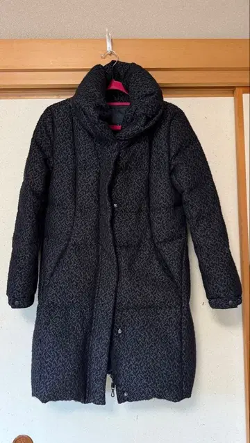 레오파드 무늬 다운 자켓 다크 그레이