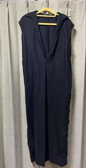 블랙 슬리브리스 후드 부착 롱 원피스