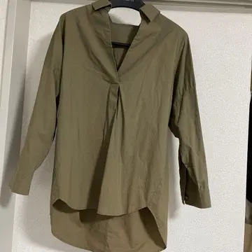 PINKY&DIANNE 올리브색, 카키 V넥 셔츠