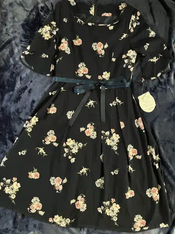 미사용 새상품 스캘럽 디자인 부케 꽃무늬 프릴 원피스 네이비 M