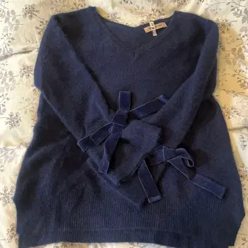 Apuweiser-riche 네이비 V넥 스웨터 리본 포함