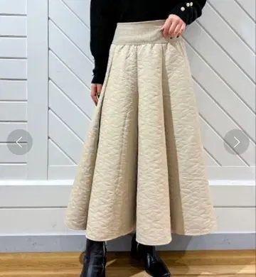 [새상품급] 모니레 퀼팅 롱 플레어 스커트 베이지