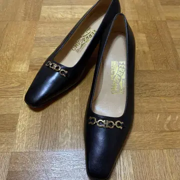 FERRAGAMO 블랙 스퀘어토 펌프스