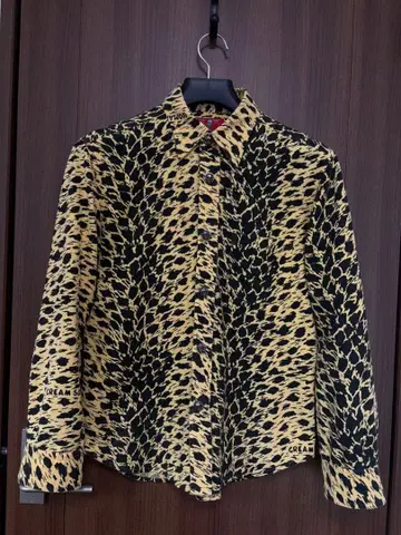 CREAM 크림 소다 긴팔 셔츠 블랙, 옐로우 레오파드 무늬