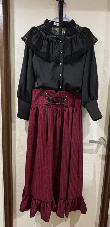 레이스 프릴 옷깃 블랙 셔츠와 플리츠 스커트 세트