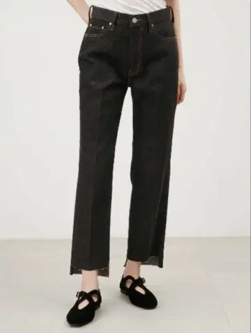 미라 오웬 밑단 단차 테이퍼드 데님 팬츠