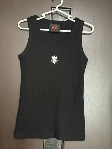 TYOSIN 블랙 탱크탑 자수 로고