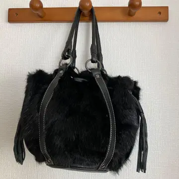 [ 새상품급 ] 블랙 퍼 소재의 백 사용 5회