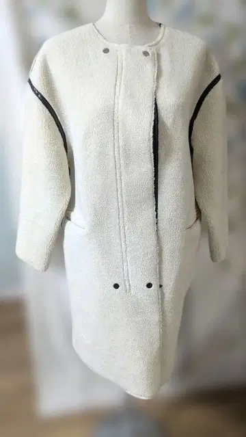 coomb 쿠움 화이트 플리스 무스탕 코트 새상품급