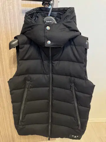 TATRAS 후드 부착 블랙 다운 베스트