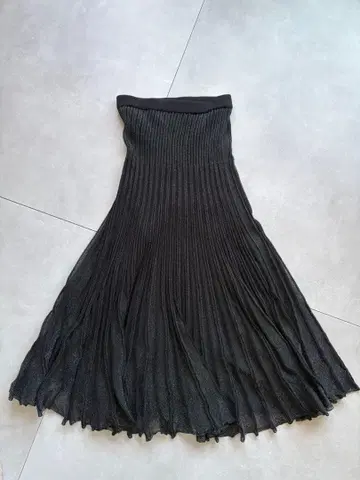 글로시 라메 플리츠 스커트 키쿠치 쿄코