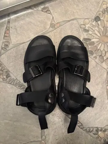 블랙 스트랩 샌들