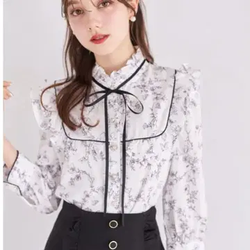 진주 단추 리본 x 프릴 달린 나비 토와르 드 주이 프린트 블라우스