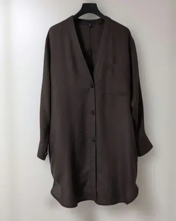 다크 브라운 V넥 긴팔 셔츠