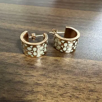 골드 화이트 후프 귀걸이 중간 사이즈