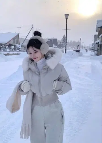 후드 부착 라이트 그레이 크롭 다운 자켓