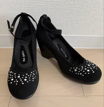 리게타 블랙 스터드 펌프스 하이힐