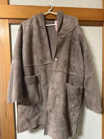 브라운 후드 부착 무스탕 코트