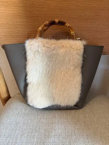 퍼 그레이 숄더백