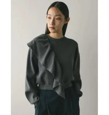 비대칭 프릴 니트