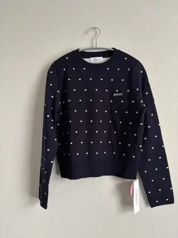 emmi 울 혼방emmi 로고 크루넥 니트탑