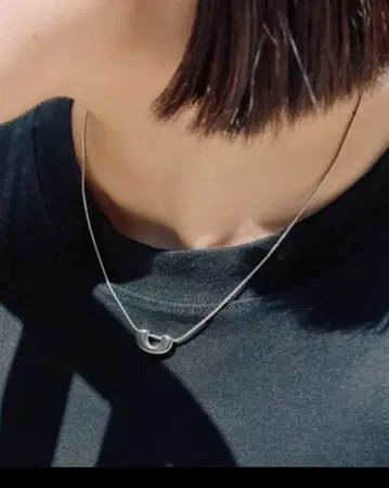 [ 미사용 새상품 ] 이아파피요네 스테인리스 유 쉐이프 목걸이 실버