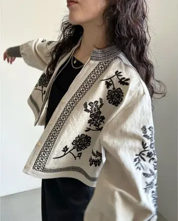 MEDI VINTAGE FLOWER EMBROIDERY SHIRT