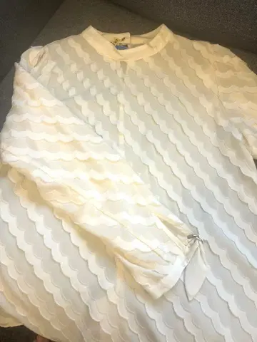 AMLILE 스캘럽 무늬 긴팔 블라우스