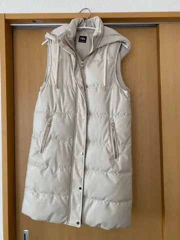 ZARA 아이보리 다운 베스트 후드 부착