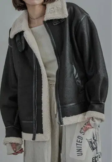 EMODA 블랙 무스탕 코트