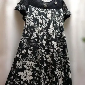 블랙 베이스에 시크한 꽃무늬 롱 원피스 사이즈 42