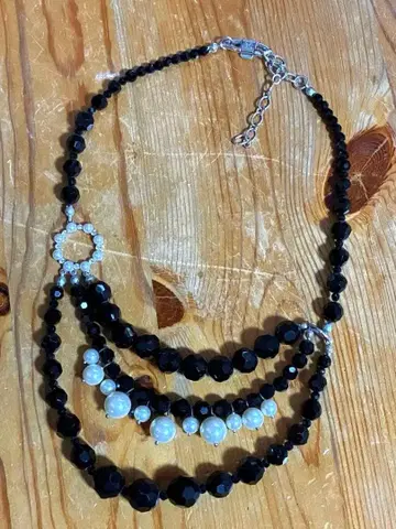 블랙과 화이트 비즈 목걸이