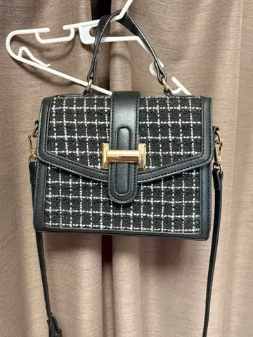 체크 무늬 숄더백